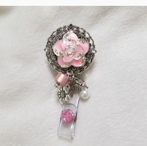 Retractable badge holder